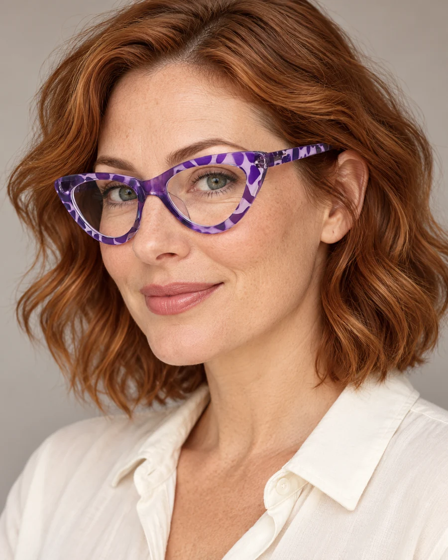 Modello virtuale con Cat Eyes Viola Mac.